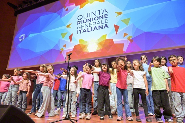 「Be　Brave！　獅子の心で」の合唱とダンスを披露する未来っ子たち（同）