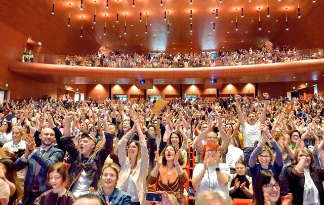 歓喜と感動の連続となったイタリア総会。「妙法の永遠の都」の誇りに燃える友の瞳は、イタリア広布の新時代を開く決意に輝いていた（ローマ市内で）