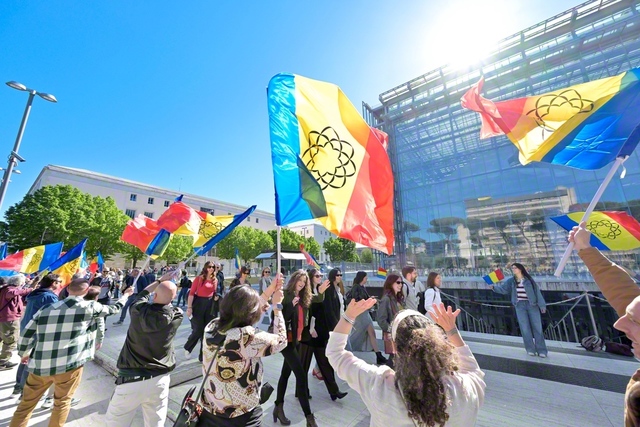 「ベンベヌート！（ようこそ）」――雲一つない青空の下、イタリア各地から集う友を運営役員が歓迎（同）