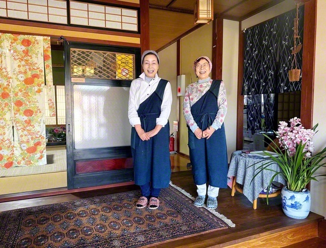 民宿「蓮華」では、能登の食材を使った料理と、宮森さん㊧と山本さんのおもてなしが受けられる。施設のあちこちに二人の真心が感じられる