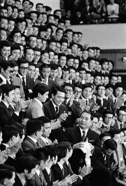 1973年4月29日に行われた大田の友との記念撮影会。この日、有志が曲を付けた「森ケ崎海岸」が披露された（東京・大田区体育館＜当時＞で）