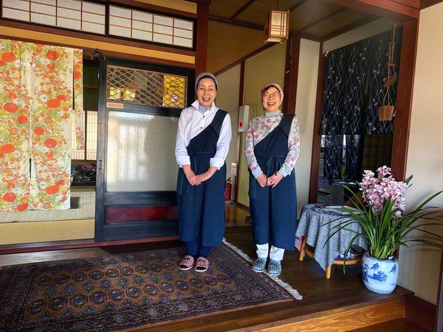 民宿「蓮華」では、能登の食材を使った料理と、宮森さん㊧と山本さんのおもてなしが受けられる。施設のあちこちに二人の真心が感じられる