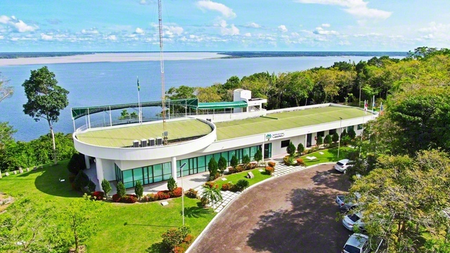 雄大なアマゾン川のほとりに立つアマゾン創価研究所（ブラジル・マナウス市郊外）