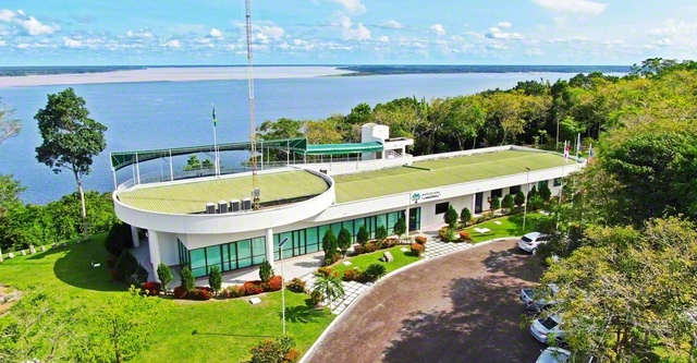 雄大なアマゾン川のほとりに立つアマゾン創価研究所（ブラジル・マナウス市郊外）