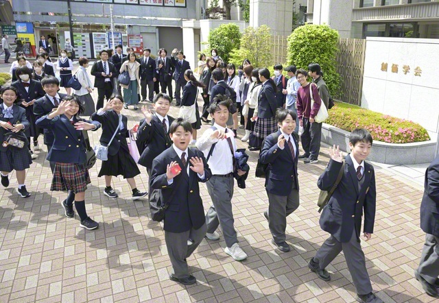 首都圏各地から集った後継の友が、笑顔で広宣流布大誓堂へ