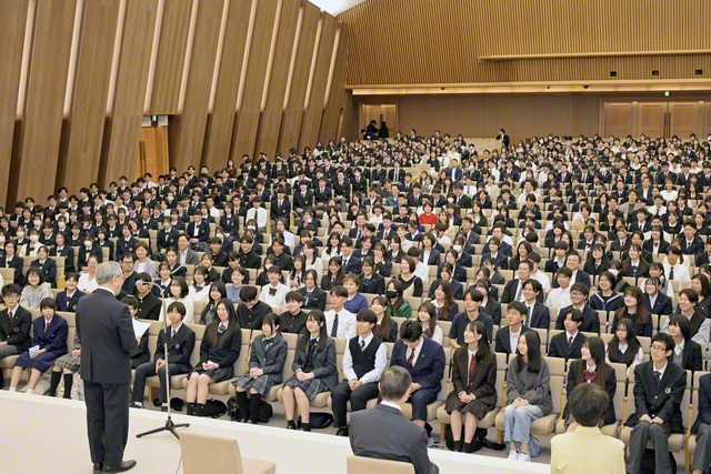 5・5「創価学会後継者の日」制定50周年を記念して行われた未来部誓願勤行会。学びと鍛えの青春を皆で約し合った（26日、広宣流布大誓堂で）