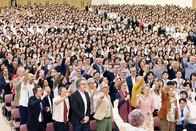 本部幹部会に集った欧州をはじめとする海外の同志。人間主義の光で社会を照らしゆくことを誓い合った（18日、巣鴨の東京戸田記念講堂で）