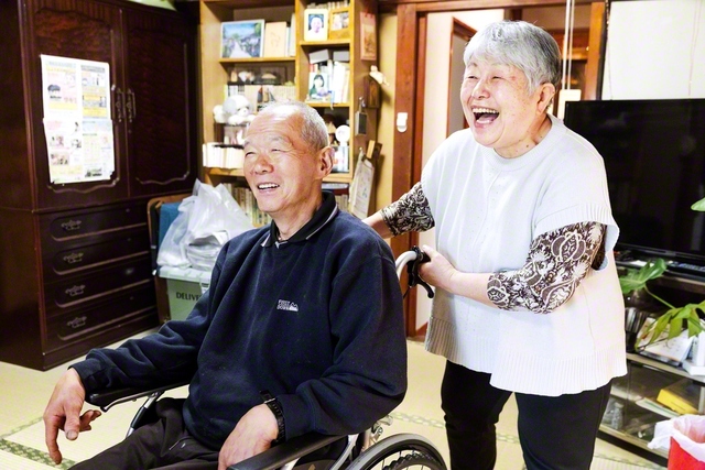 車いすで妻・敏子さん㊨の手を借りることも。夫婦で前を向く