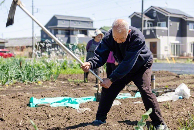 「畑仕事の楽しみは、収穫と人との交流」と。五体に力がみなぎる