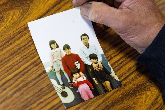 亡き娘と写る思い出の家族写真