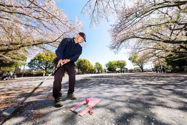 グラウンド・ゴルフの渾身の1打目。50メートル先のホールポストを狙う高垣さん