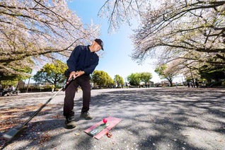 グラウンド・ゴルフの渾身の1打目。50メートル先のホールポストを狙う高垣さん