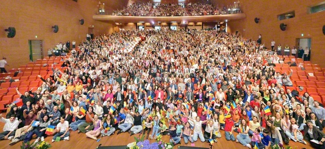 「グラッチェ！（ありがとう）　センセイ！」――師匠への限りない感謝を胸に新たな前進を開始したイタリアの友。幸福と平和の連帯を広げる「常勝イタリア」を築きゆく決意に燃えて（ローマ市内で）