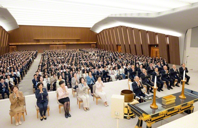 4・28「立宗の日」を記念し、原田会長を中心に行われた勤行会（広宣流布大誓堂で）