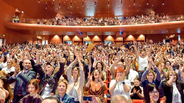 歓喜と感動の連続となったイタリア総会。「妙法の永遠の都」の誇りに燃える友の瞳は、イタリア広布の新時代を開く決意に輝いていた（ローマ市内で）