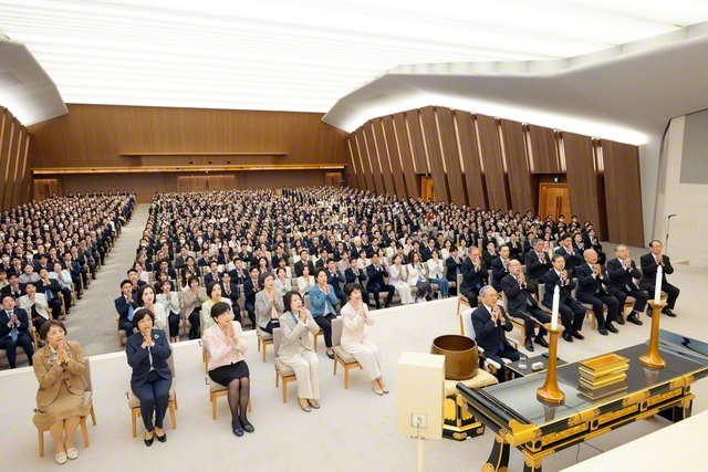 4・28「立宗の日」を記念し、原田会長を中心に行われた勤行会（広宣流布大誓堂で）