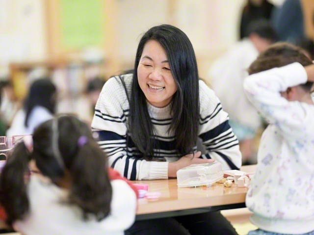「いつでも声をかけてね」――放課後や長期休みには、学校併設の児童クラブでも子どもたちを見守る