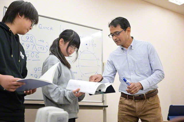 熱心に教えるレイさん（右端）