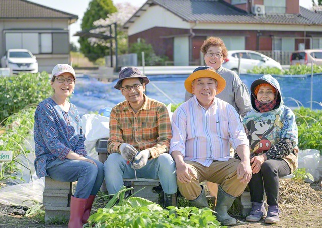 共に畑仕事をする仲間たちと（左端は妻・恵理香さん）