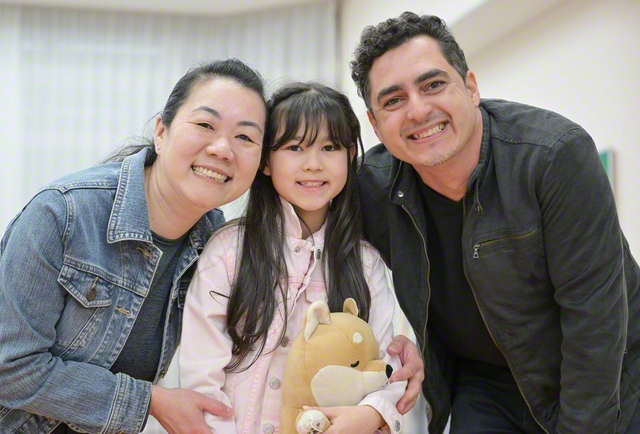 夫のメンジエタ・マイケルさん㊨、娘のメンジエタ友佳さん㊥と