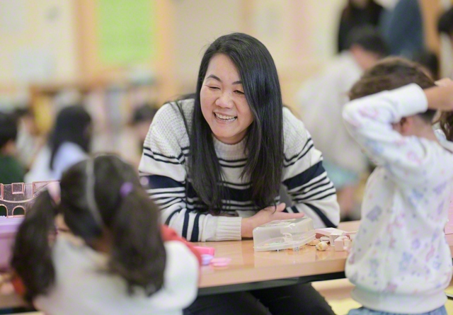 「いつでも声をかけてね」――放課後や長期休みには、学校併設の児童クラブでも子どもたちを見守る