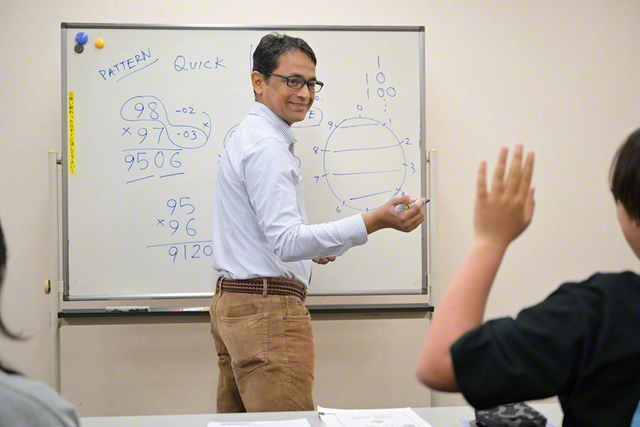 「パターンを覚えれば、計算が速くなるんですよ」――ヴェーダ数学を教えるレイさんの表情は、いつも柔和だ