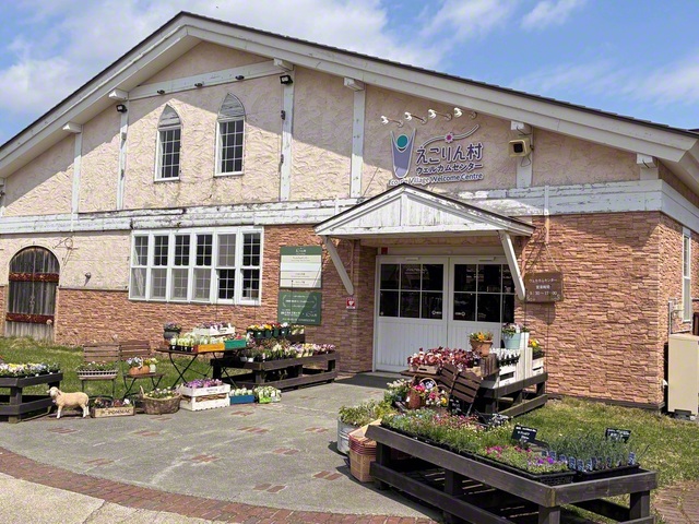 ウエルカムセンター内には物販やカフェも