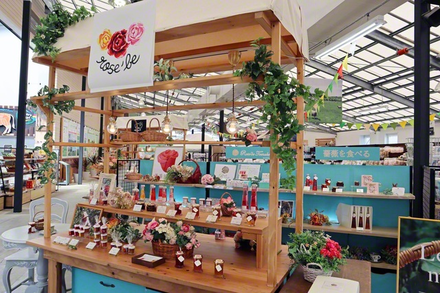 えこりん村の限定商品や北海道の特産品などが並ぶ