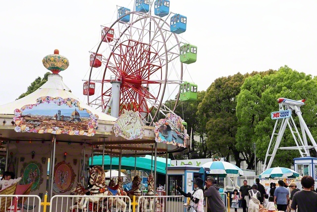 メリーゴーラウンドなど、乗り物がめじろ押し（とさでん交通・桟橋通五丁目駅から徒歩約10分）