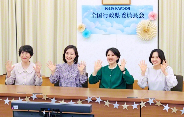 励ましのスクラム固く前進する池田華陽会の全国県委員長会（学会本部第2別館で）