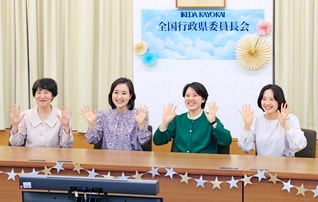 励ましのスクラム固く前進する池田華陽会の全国県委員長会（学会本部第2別館で）