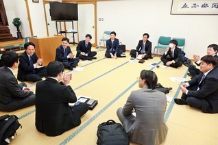 総埼玉男子部の人材育成グループ「埼玉師弟常勝会」のメンバーと梁島男子部長との懇談会（3月26日、埼玉文化会館で）