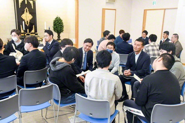 総秋田男子部では、グループに分かれて語り合った（3月29日、秋田文化会館で）