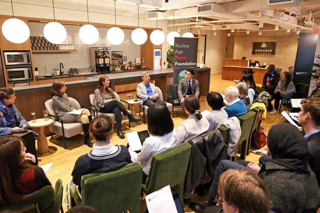 核時代平和財団とSGIなどが共催した核軍縮ユースサミットでSGIのサダブラティ氏（奥列左から5人目）が発言。被爆証言も聴講した（25日、ニューヨーク市内で）