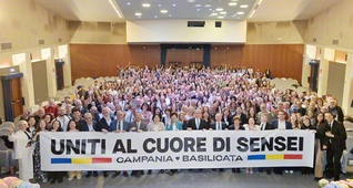 “池田先生の心に連なろう”――広宣流布の使命に燃え立つイタリア・カンパニア州の友が意気高く（ナポリ市内で）