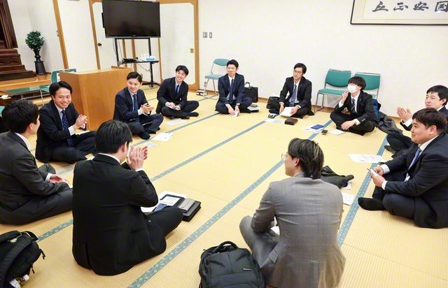 総埼玉男子部の人材育成グループ「埼玉師弟常勝会」のメンバーと梁島男子部長との懇談会（3月26日、埼玉文化会館で）