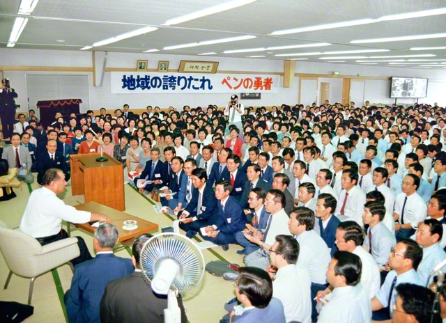 第7回全国通信員大会で使命を訴える池田先生（1983年5月14日、旧・聖教新聞本社で）