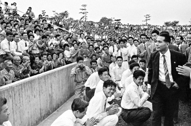 池田先生が四国本部幹部会の終了後、友を激励。この日、200人以上が参加した、聴覚に障がいがある同志に心からの励ましを送った（1962年6月2日、高松市の屋島陸上競技場〈当時〉で）