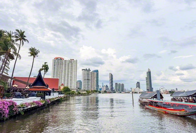 首都バンコクを流れるチャオプラヤー川