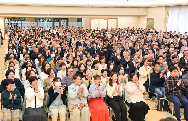 “創価の師弟に越せない坂はない”――熊本地震から10年を経て、さらなる広布前進を約し合った熊本総県の集い（熊本平和会館で）
