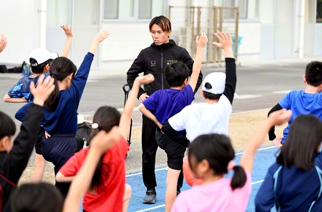 練習に励む子どもたちを真剣なまなざしで見守る