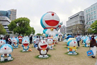 TDPの建物の外に設置されている「巨大ドラえもんバルーン」とさまざまなドラえもんたち