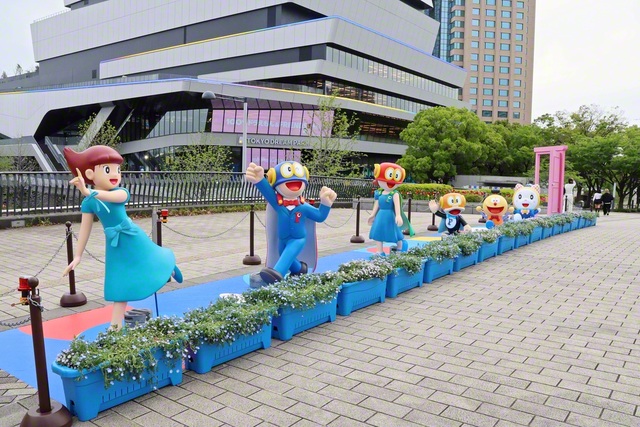 橋の上で迎えてくれるキャラクターたち