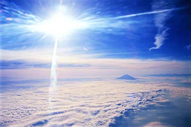 まばゆい陽光が雲海に降り注ぐ。かなたには富士山のシルエットが浮かぶ。太陽が地球をあまねく照らすように、今、仏法の英知は世界中に光を送る（2000年11月、池田先生が撮影）