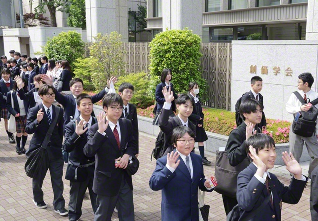 今月26日、広宣流布大誓堂での「未来部誓願勤行会」に参加するため、首都圏各地から集ったメンバーたち。未来っ子は「未来に生きる人」と池田先生。皆の瞳に、希望の明日が輝く