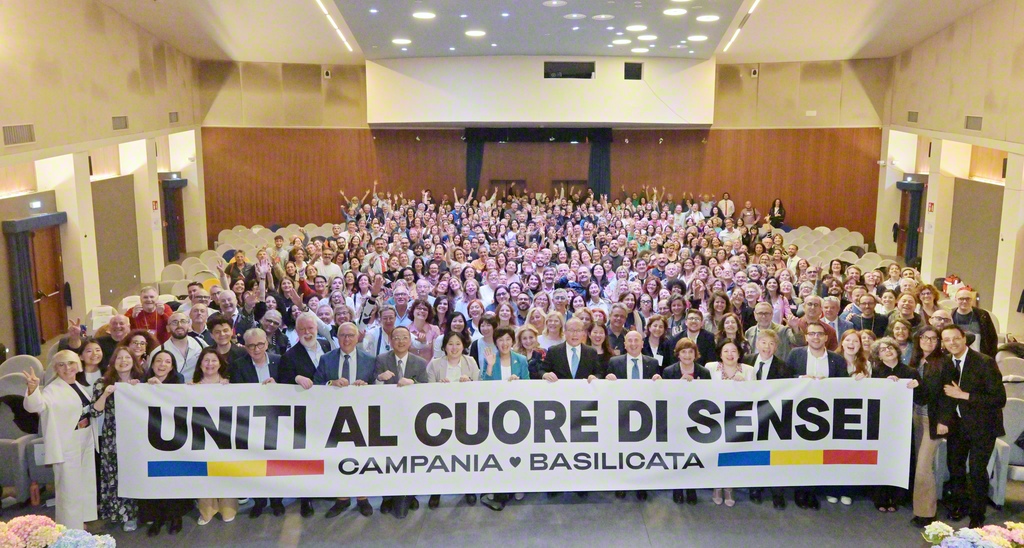 “池田先生の心に連なろう”――広宣流布の使命に燃え立つイタリア・カンパニア州の友が意気高く（ナポリ市内で）