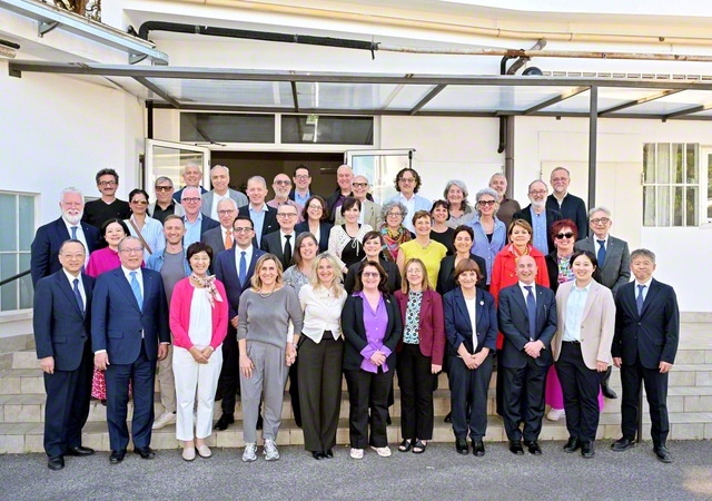 典礼執行者とSGI訪問団が記念のカメラに（ローマ文化会館で）