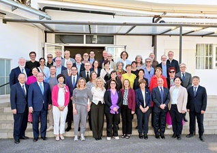 典礼執行者とSGI訪問団が記念のカメラに（ローマ文化会館で）