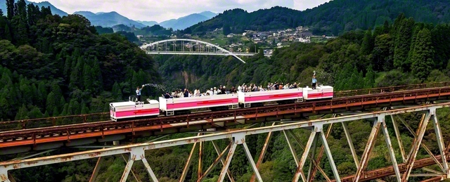 絶景が広がる高千穂鉄橋の上で停車するトロッコ（小型無人機で撮影）