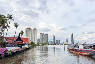 首都バンコクを流れるチャオプラヤー川